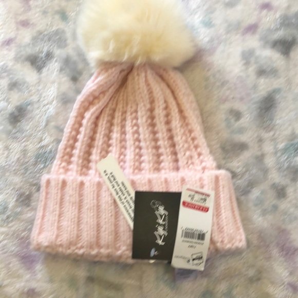 Kyi Kyi Canada knitted beanie with faux fur Pom. - Picture 1 of 3
